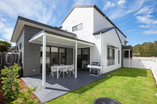 Culburra Beach House | Shiloh Shores - Pet Friendly with Fire Pit - 5 Mins to Beach