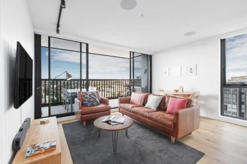 Collingwood North Apartment | Smith Street Crossing - Central City-view Serenity