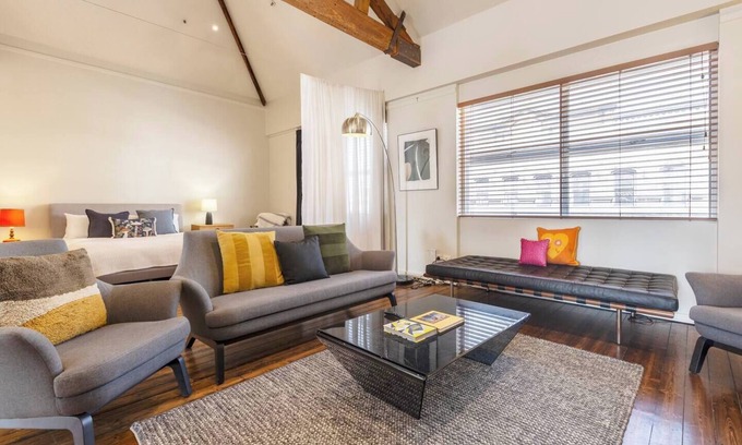 Collingwood Apartment | Smith Street Studio Trendy Inner City Balcony Stay