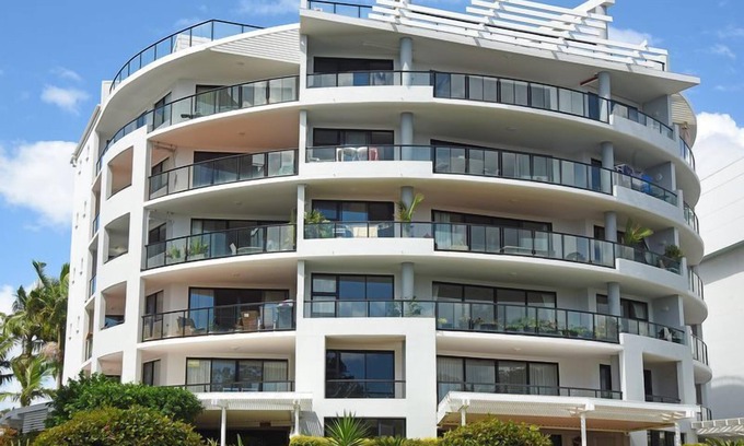 Maroochydore Apartment | Spacious 3 bedroom 2 bathroom apartment with water views