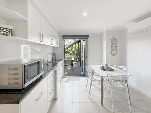 Surf Beach Apartment | Spacious Beach Studio With Alfresco Dining