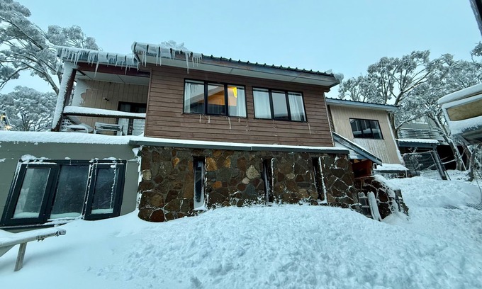 Mount Buller House | Spacious Group Getaway | Fireplace +75"TV+ Wi-Fi