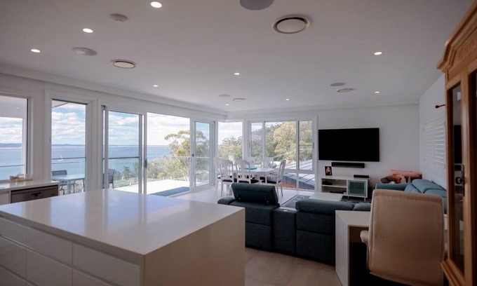 Corlette House | Spectacular water views & entertaining spaces