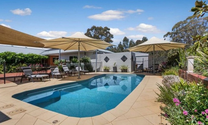 Heathcote Villa | StayAU Heathcote Vineyard Stay 5 BRM Villa with Pool BBQ