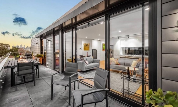 Brunswick East Apartment | StayCentral - East Brunswick Penthouse with Study - Gamble Street, Brunswick East - 1 Bedrooms, 1 Beds, 2 Bathrooms, 1 secure undercover parking spot.