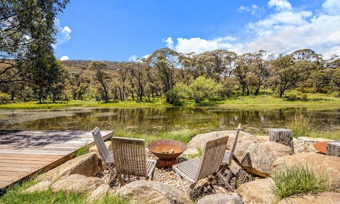 Lake Crackenback House | Stillwater Chalet B - Amazing Lakefront 2BR Chalet l BBQ l Gym l Tennis l Indoor Pool