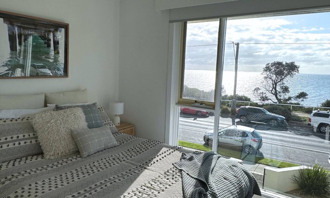 Mornington Villa | Stunning water views, located near beach & park-Bayside Beach House Mornington