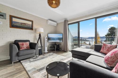 Jindabyne House | Summit 11 - Modern 3BR Apartment l Stunning Lake Views l WiFi l BBQ l Air-Con