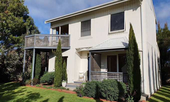 Torquay House | Sunny, cosy, private cottage by the beach