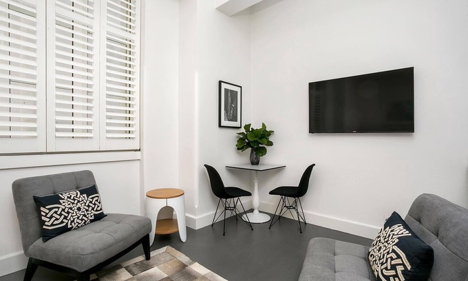Sydney Central Business District Apartment | Sydney - CLDN4 - Bridge Street - Stylish Heritage Studio with Rooftop Pool Steps from Circular Quay