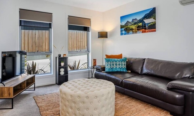 Blackmans Bay House | The Bay Lodge New Modern 2 bedroom 15min to CBD
