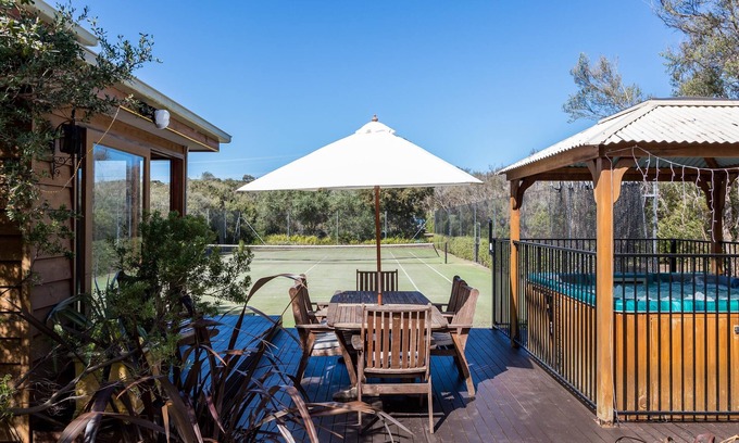 Rye House | The Heyfield Hideaway, Rye - 1 NIGHT FREE!* - House and Cottage package with tennis court and hot tub spa.