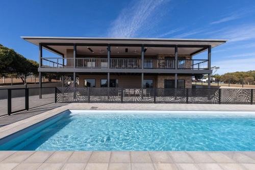 Boston House | The Lux Country Retreat - large swimming pool - immaculate views and stylish comfort!