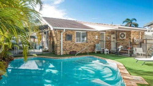The Entrance House | The Manning Pool House