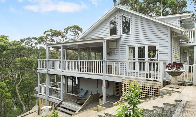 Lorne House | The Treehouse - Stunning Otway Surrounds, Pets & Free WIFI