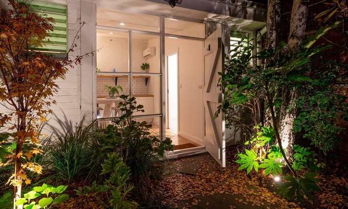 Windsor Apartment | The Windsor Stables renovated Studio Near Chapel st With Parking and Garden