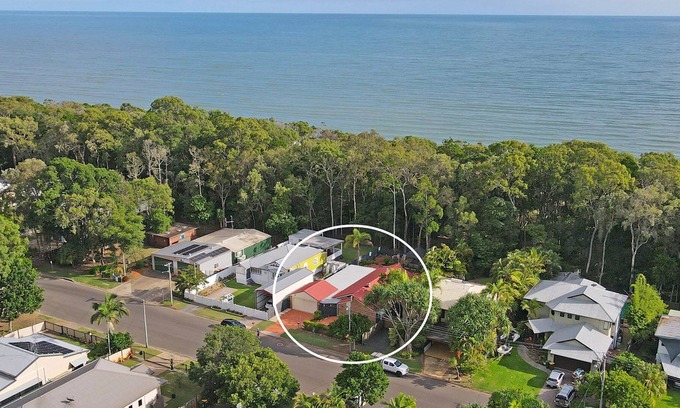Toogoom House | Toogoom Beach House - Waterfront - 3BR - WIFI - Aircon