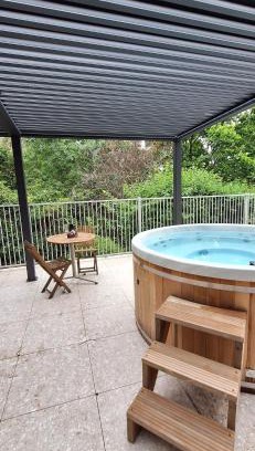Warburton House | Treetop Retreat with Private Spa Mountain Views