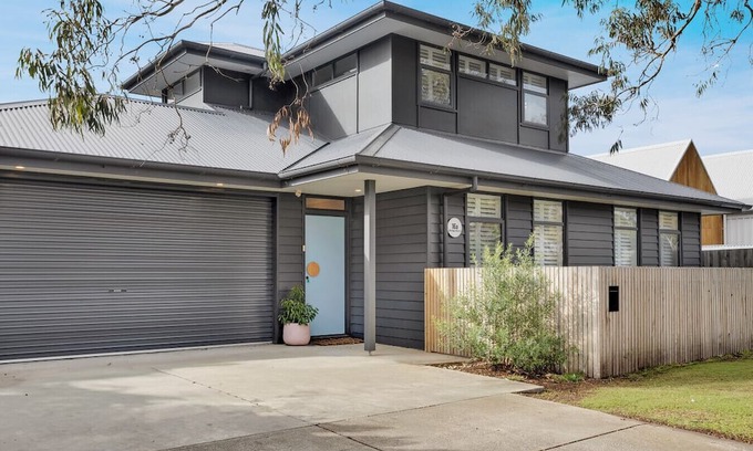 Barwon Heads Apartment | Ultimate Barwon Heads Beach House- Sleeping upto 12, Walk everywhere!