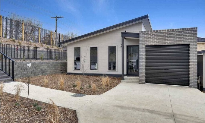 Bowenfels House | VILLA 3, Brand new SLEEPS 5, great location, CLEAN and security complex