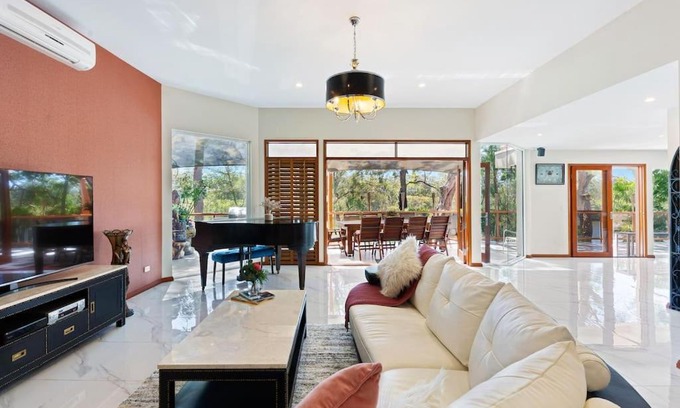 Gold Coast House | Waterfront Stunner, Huge 5 bed, Theme Parks, Pool, BBQ