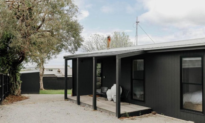 Inverloch House | White Coastal Retreat