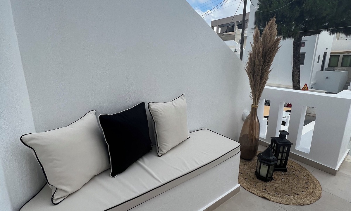 Pyrgos Bed & Breakfast | THEALOS SANTORINI close to square