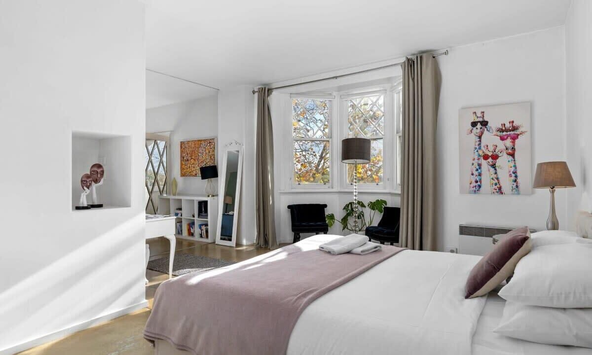 St Kilda Apartment | Spacious St Kilda Escape - City Views
