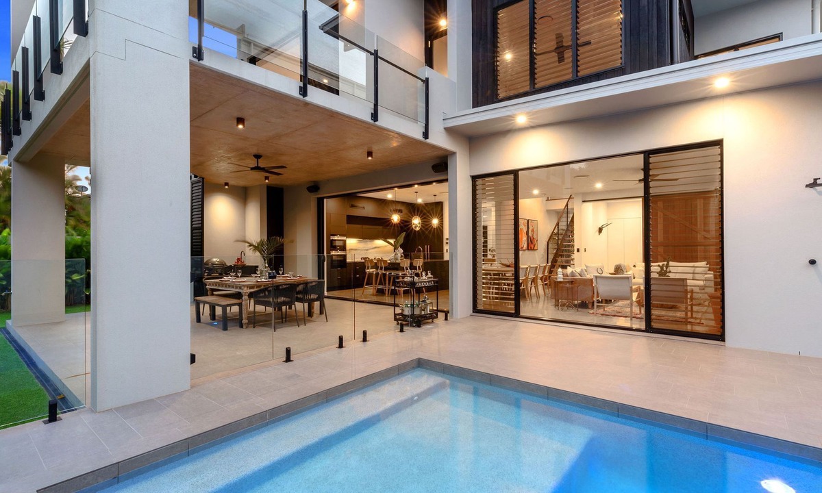 Warana House | Luxurious Waterfront Home