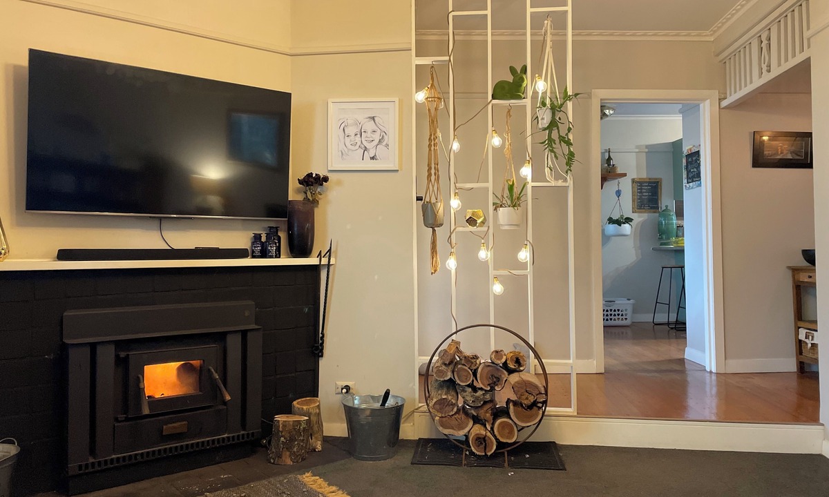 Yarragon House | Yarragon village countryside retreat, private & cosy
