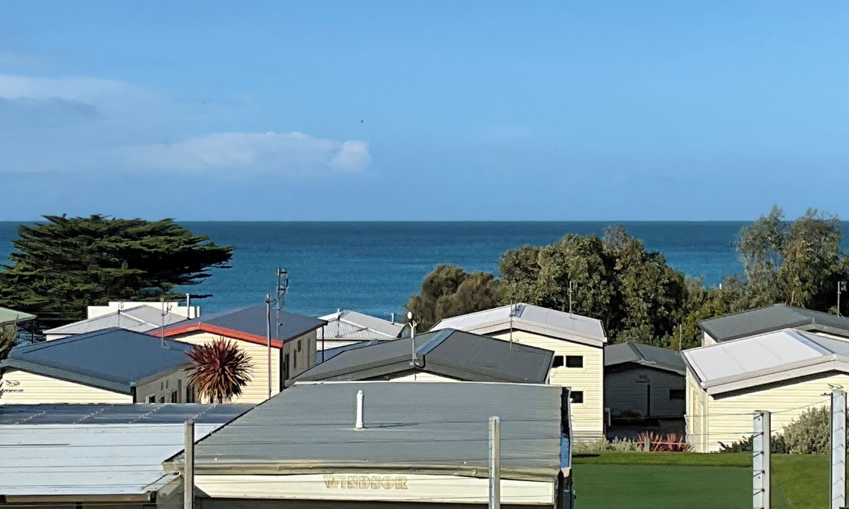 Apollo Bay Cabin | Modern bright seaside cabin in popular tourist park