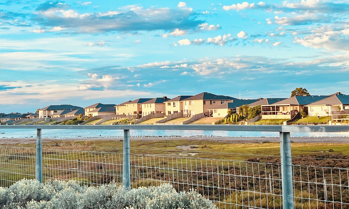 Sanctuary Lakes Villa | Point Cook Landmark Coastal Wetland Park Villa Free Parking and Wi-Fi
