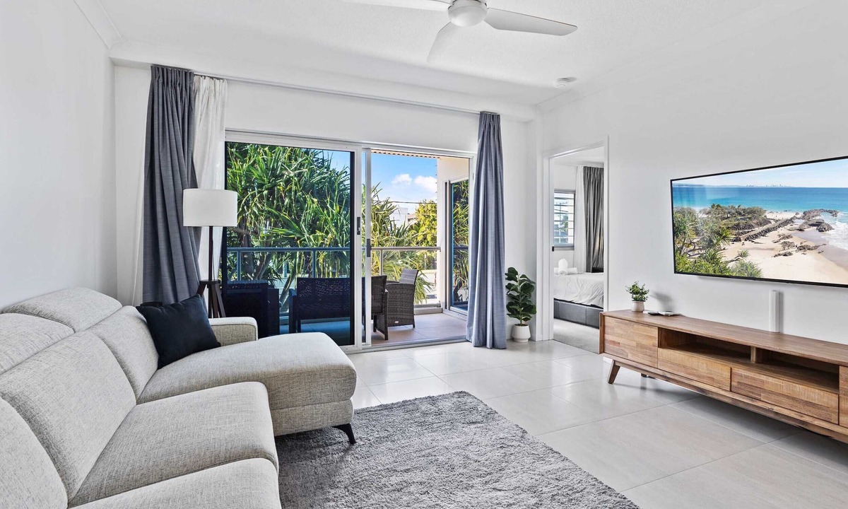 Mermaid Waters Apartment | Indulge in luxury in vibrant Mermaid Beach!