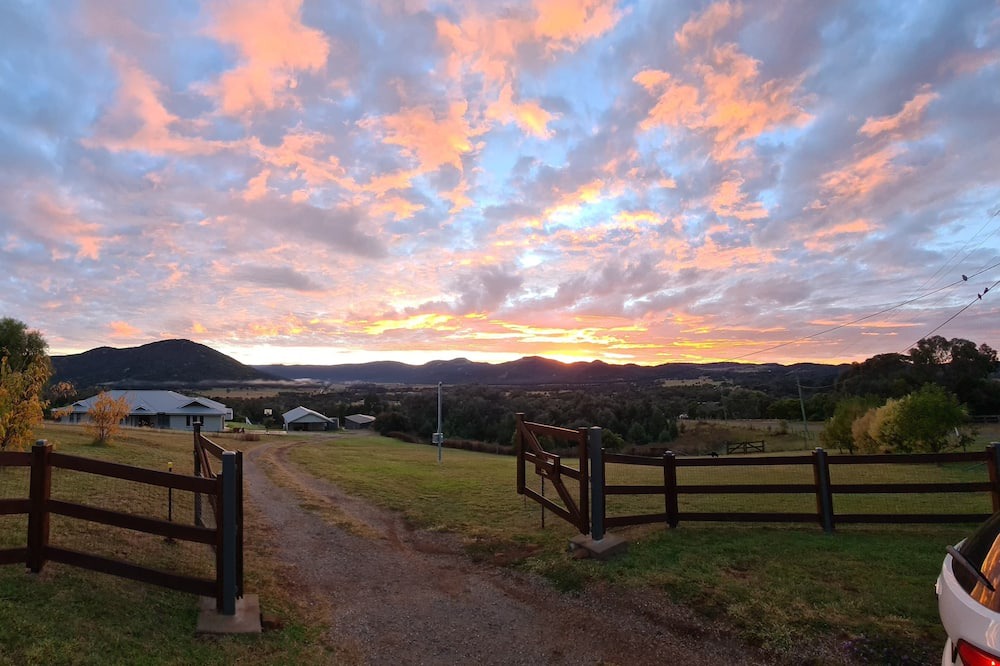 Daruka Apartment | 15 minutes from CBD. Guest numbers flexible for travelling sporting families.