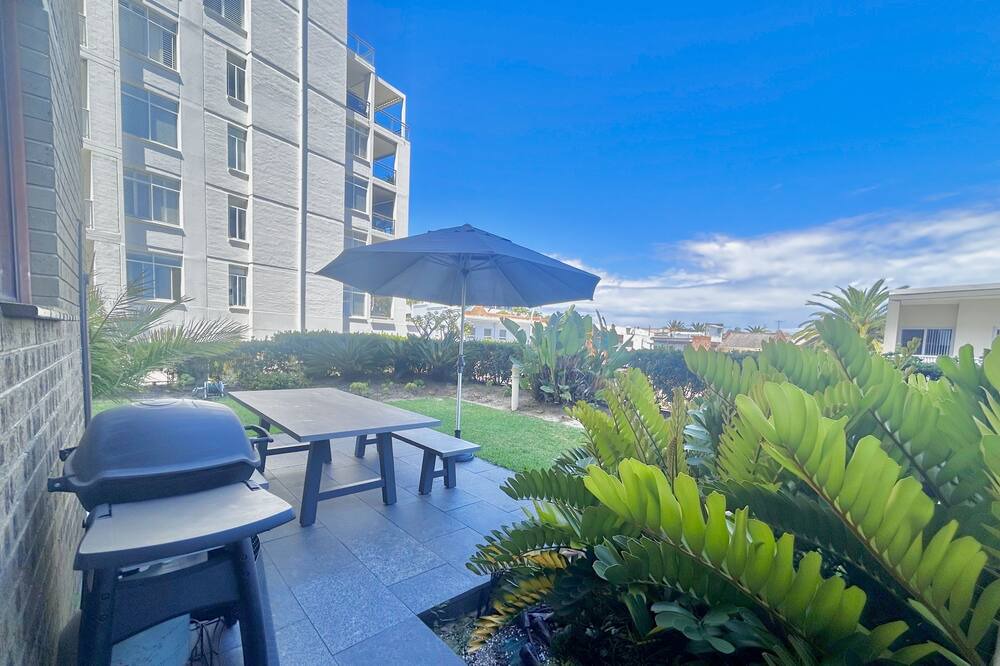 Cronulla Apartment | SEASIDE BLISS: 2BR APARTMENT W/ SPACIOUS PRIVATE BACKYARD IN HEART OF CRONULLA