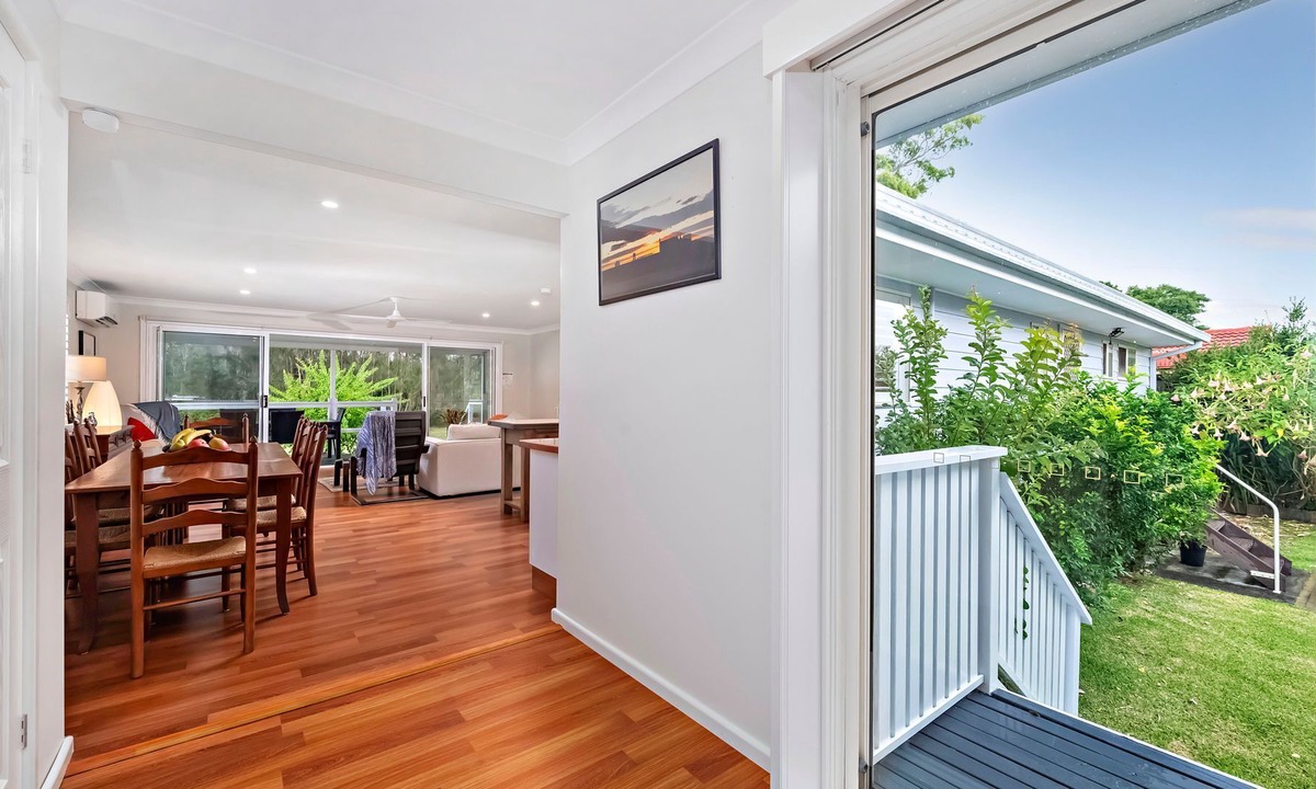 Dora Creek House | Spacious Waterfront Delight with Free Wifi. Spend some Lazy Dayz at Dora Creek