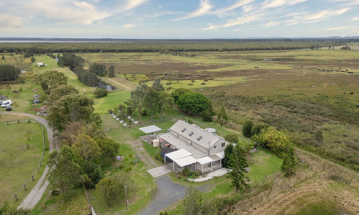 Fullerton Cove House | Willow Barn on 9 acres - Huge Swim Spa - Country Escape for Families and Groups