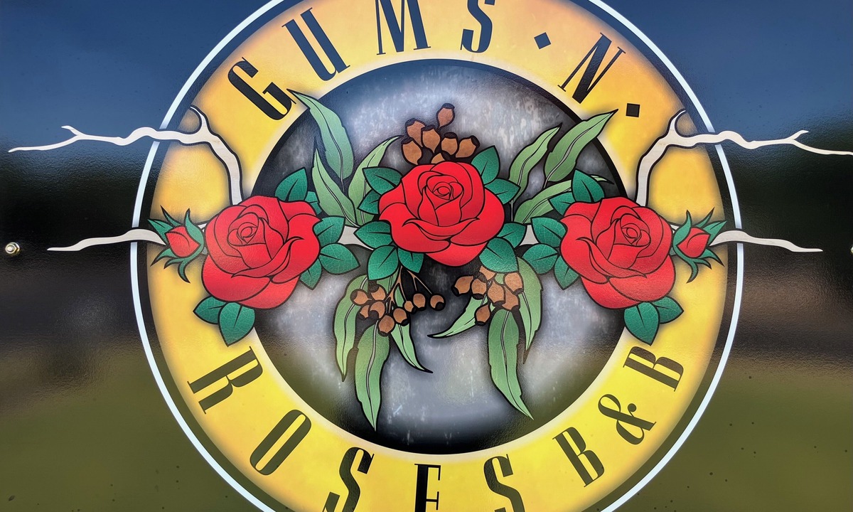 Tatiara Bed & Breakfast | Gums N Roses B&B Quiet & Central Location. Spacious For Family & Pet Friendly🌹