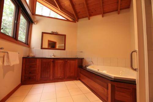 Photo of Bathroom in Halls Gap