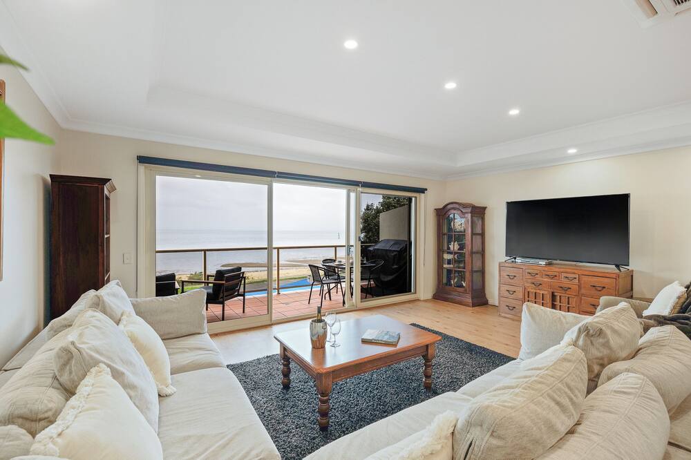 Photo of Livingroom in Rhyll