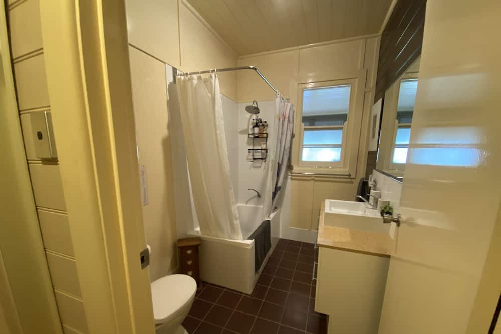 Photo of Bathroom in Canowindra