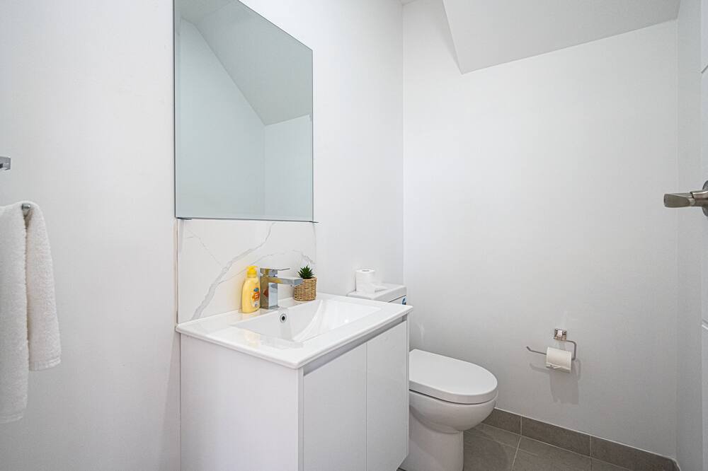 Photo of Bathroom in Acacia Gardens