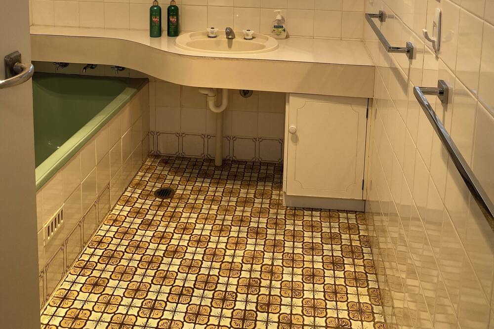 Photo of Bathroom in Turvey Park
