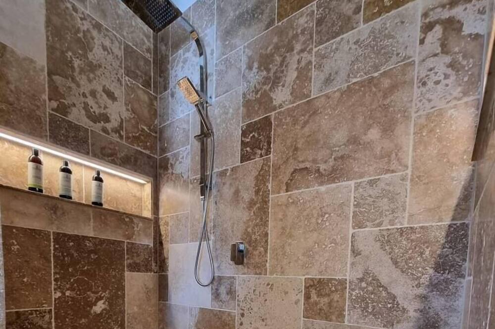 Photo of Bathroom in Eurunderee