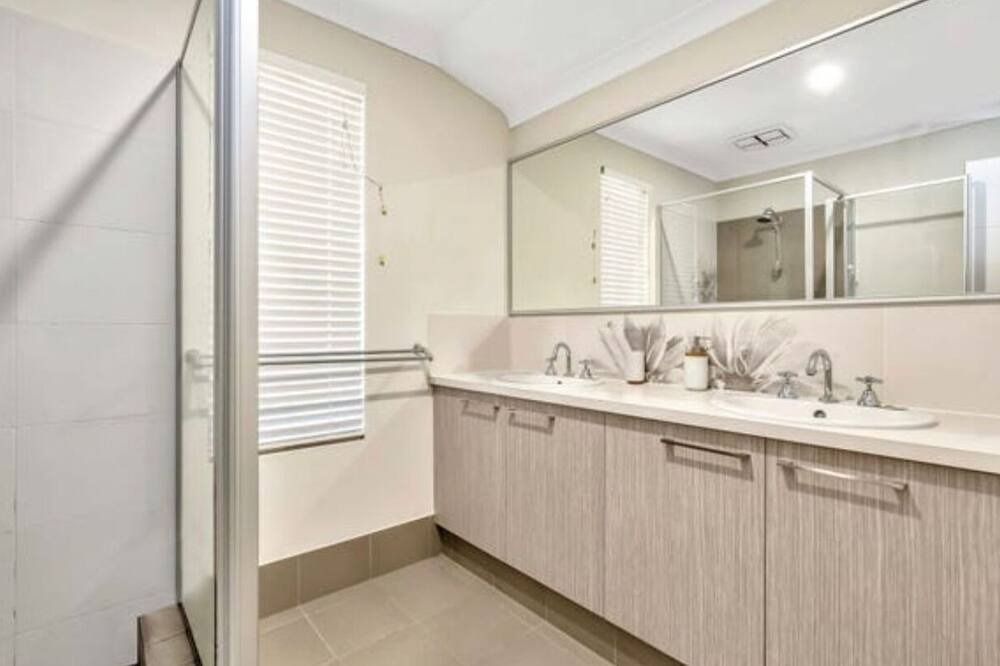 Photo of Bathroom in Lakelands