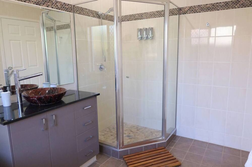 Photo of Bathroom in Gunn