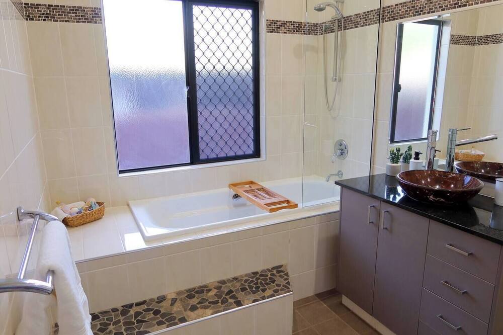Photo of Bathroom in Gunn