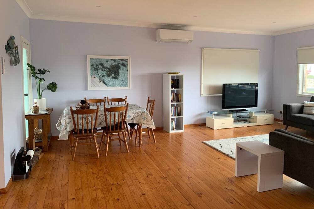 Photo of Livingroom in Denhams Beach