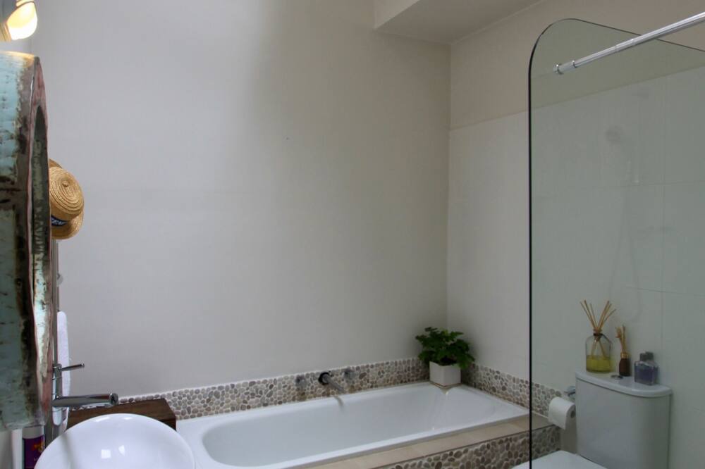 Photo of Bathroom in Avalon Beach