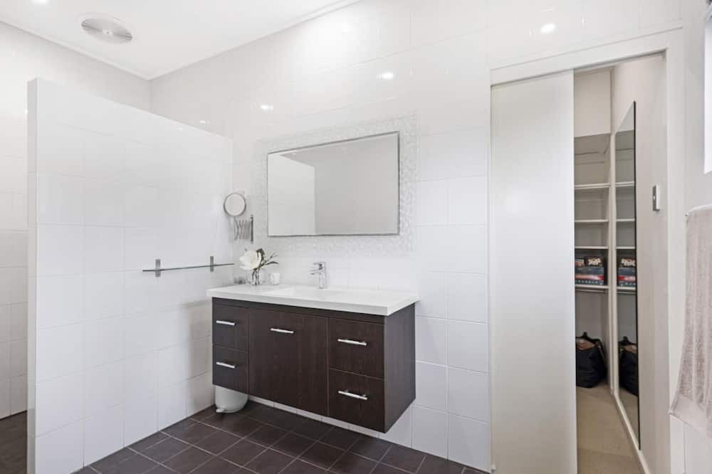 Photo of Bathroom in Bateau Bay
